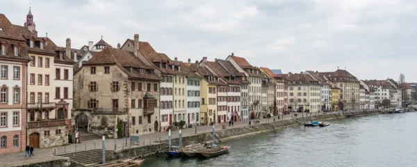 Basler Stadtbild mit historischen Wohngebäuden entlang des Rheinufers bei Tageslicht