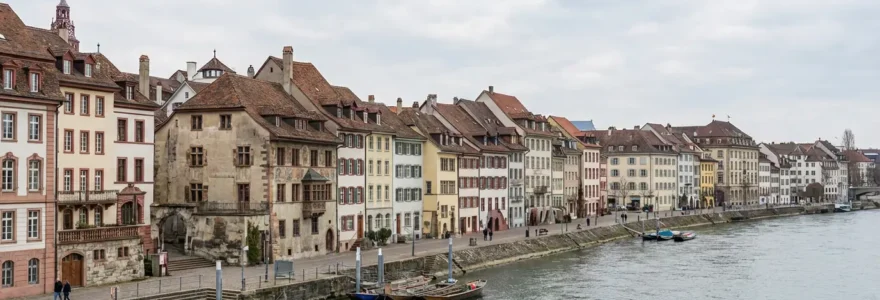 Basler Stadtbild mit historischen Wohngebäuden entlang des Rheinufers bei Tageslicht